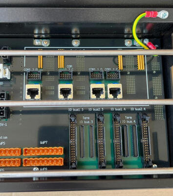 แชสซี Honeywell FS-CPCHAS-0001 สำหรับโปรเซสเซอร์ควบคุมพร้อมระบบสำรองตัวควบคุม 1:1 และบัสนิรภัยความเร็วสูง