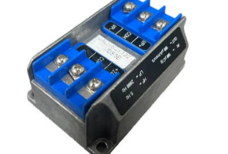 IPC704 244-704-000-042 A1-B03-C100-D100-E5-F2000-G0-H0-I0 เครื่องปรับสัญลักษณ์การชาร์จไฟฟ้าเพียโซสําหรับการวัดความเร็วการสั่นสะเทือนของห่อหมุน